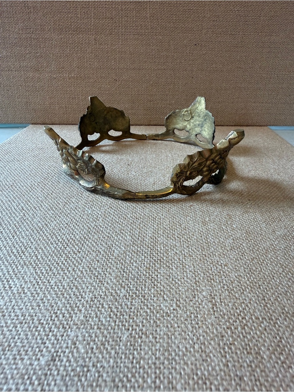 This Metal Leaf Pattern Round Candle Holder Ring in Gold & Green